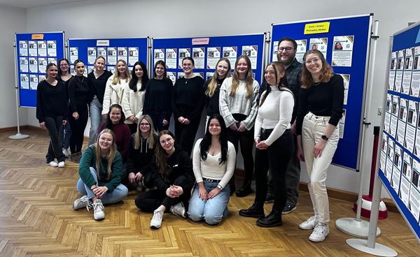 Was glauben eigentlich Jürgen Klopp, Lady Gaga und Markus Söder? Ausstellung „PromisGlauben“ an der Leo-von-Klenze-Schule